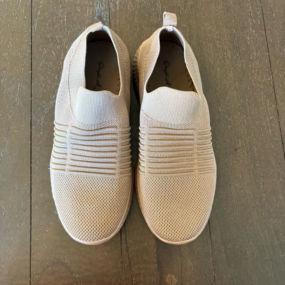 Qupid Beige Textured Lightweight Slip On Sneakers Shoes Women’s‎ Size 6